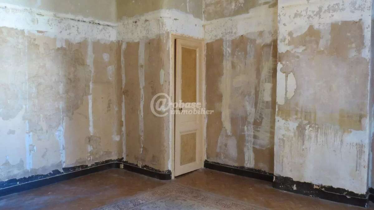 Chave/Eugène Pierre T4 dans bel immeuble ancien - photo 9