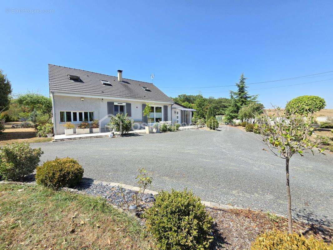 Magnifique Pavillon de plain pied de 149m² avec patio et dépendances à Avril sur Loire - photo 25