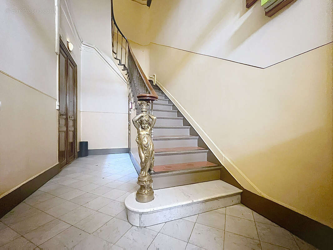 Marseille 4ème -5 Avenues Appartement Bourgeois traversant 111m2 - photo 14