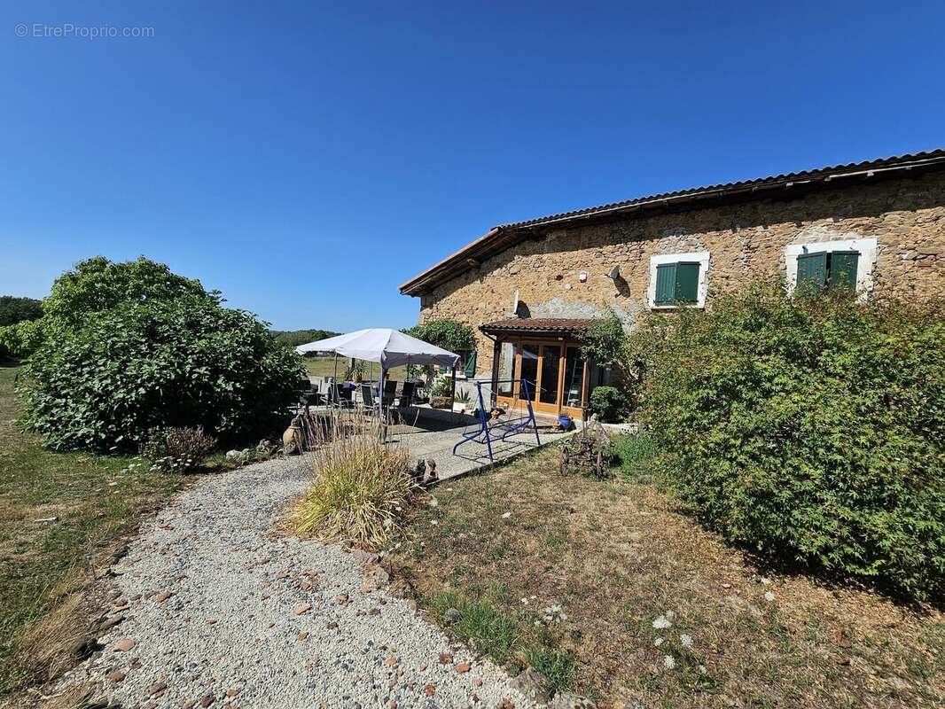 Grange exceptionnellement rénovée avec dépendances, atelier et vue panoramique. - photo 18