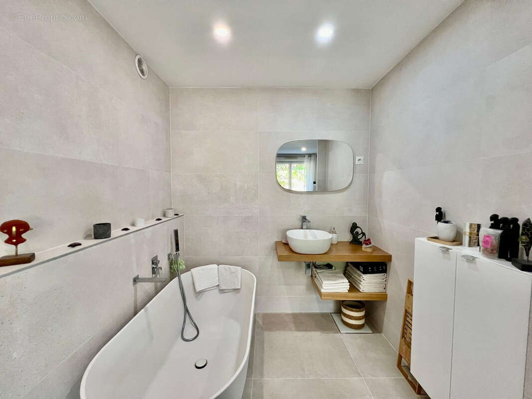 Appartement à SAINT-LAURENT-DU-VAR
