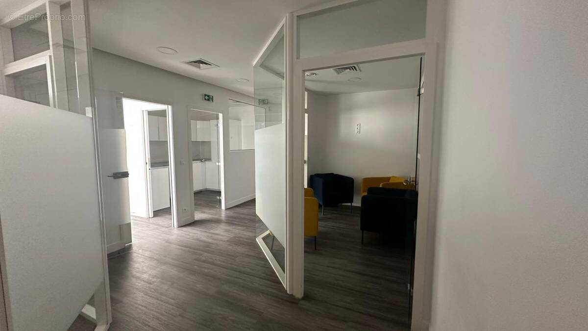 Commerce à VOISINS-LE-BRETONNEUX