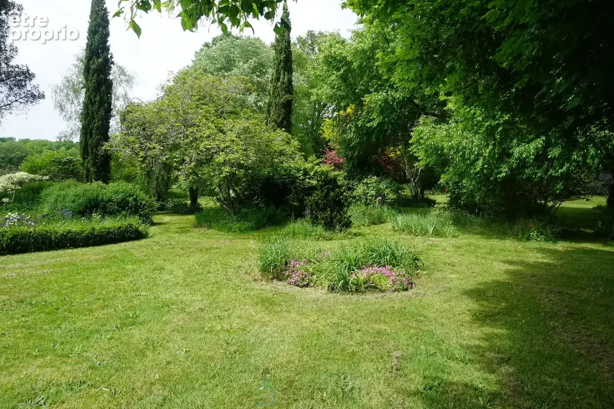 Domaine de 36 hectares avec sa charmante gentilhommière du XVIIe siècle, nichée au coeur du parc naturel du Périgord vert. - photo 11
