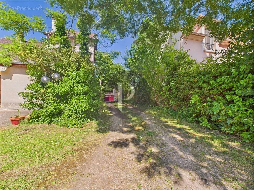 Maison à VERRIERES-LE-BUISSON