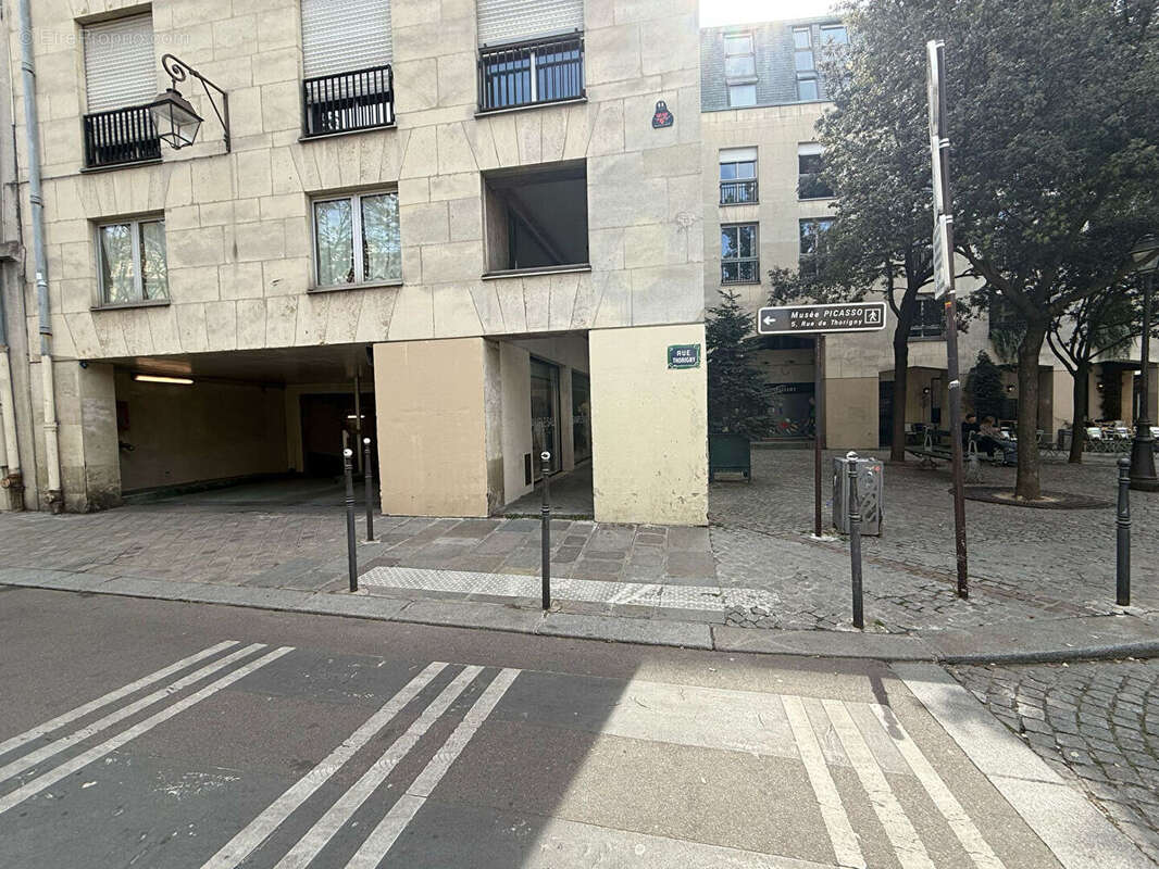 Parking à PARIS-3E
