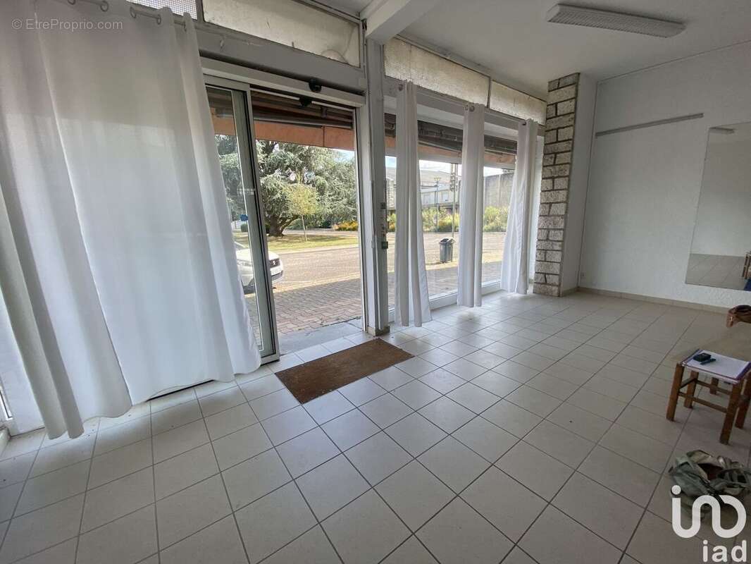 Photo 2 - Commerce à LE PASSAGE