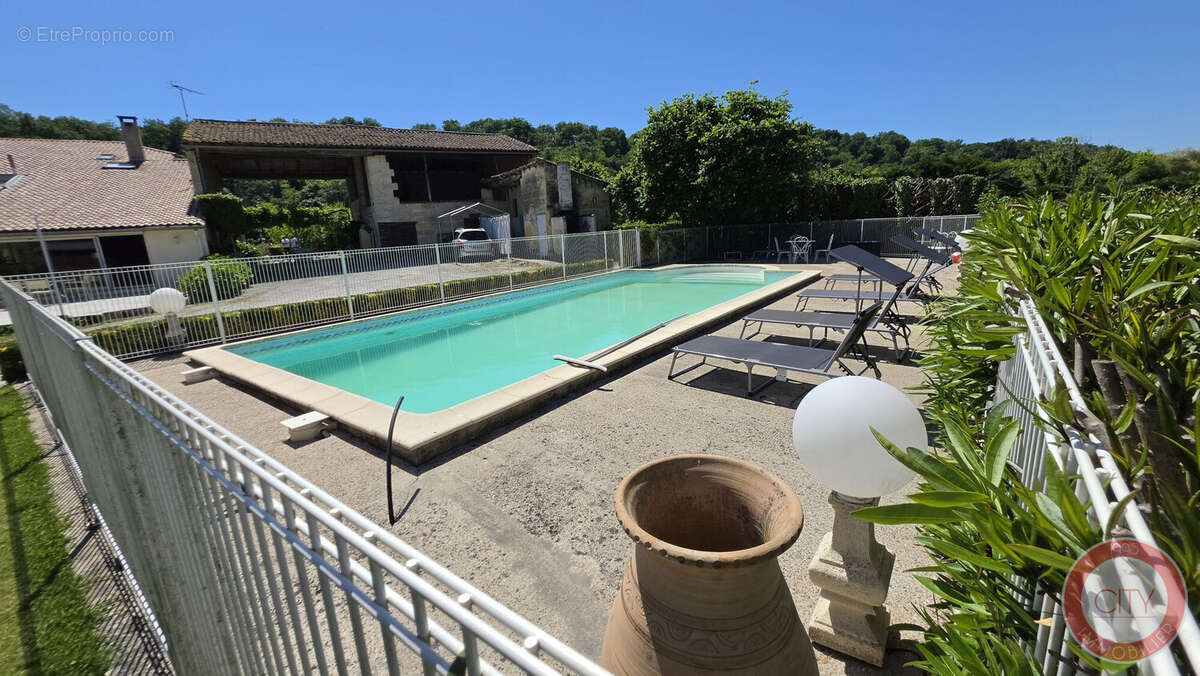 Maison 305 m² à Saint-Sulpice-De-Faleyrens  - photo 2