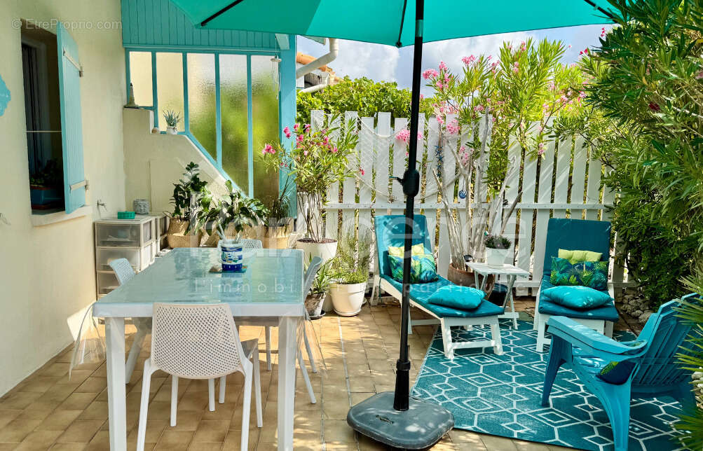Villa deux chambres et mezzanine - Terrasse et jardin. - photo 3