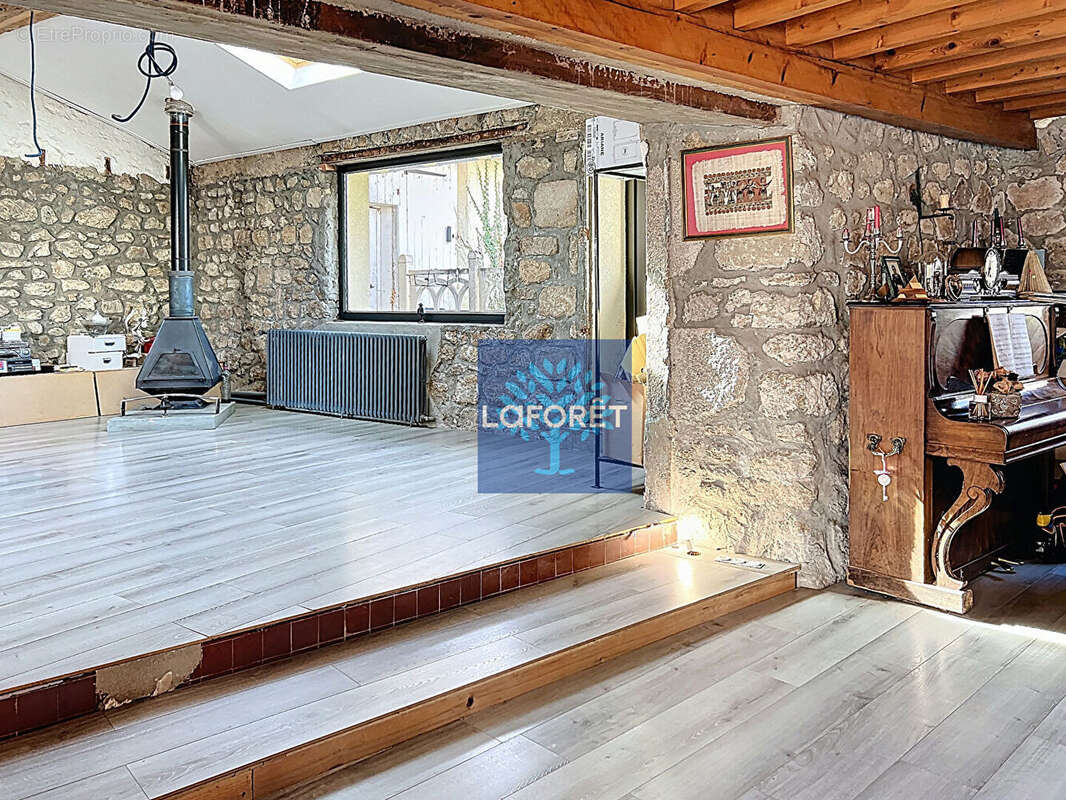 Soleymieux Maison atypique 260 m2  avec piscine 5 chambres - photo 7