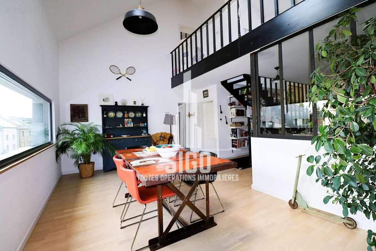 Maison à SURGY