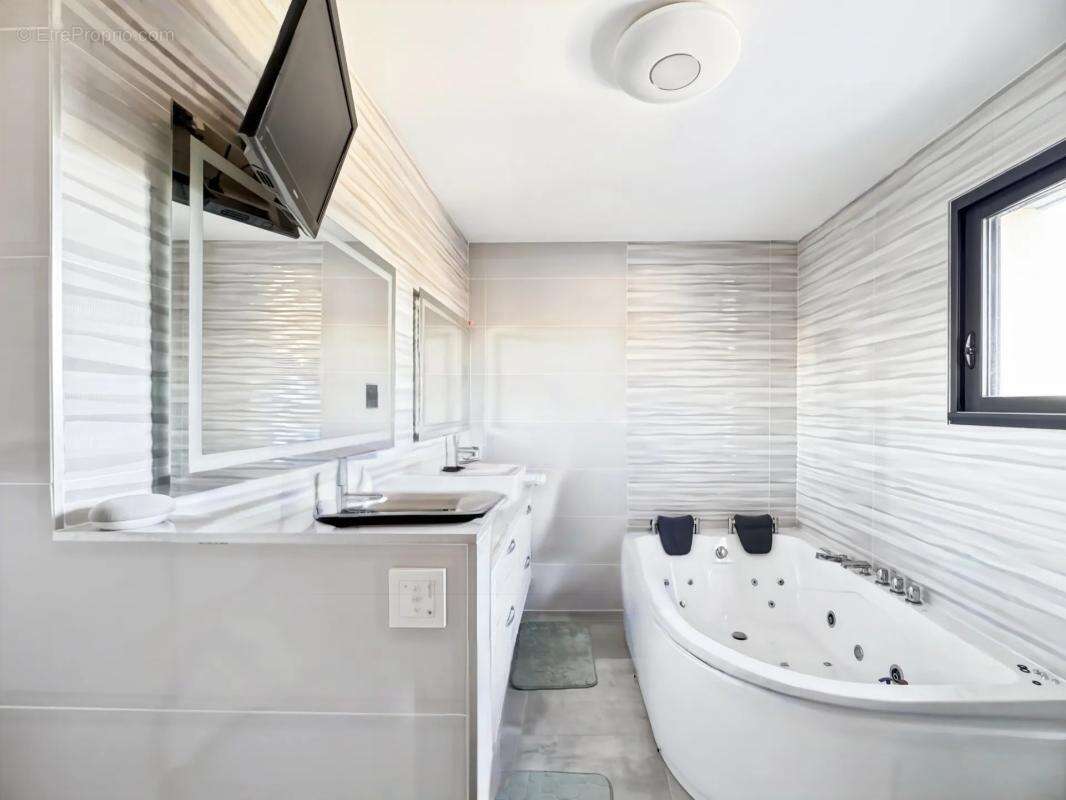 Maison à LES PONTS-DE-CE