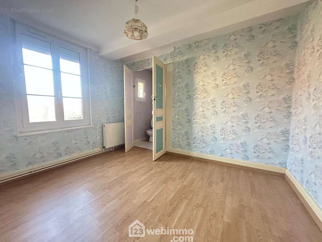 La première chambre de 10 m² avec un accès sur ...