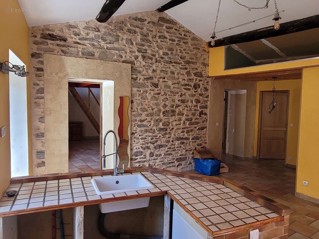 Maison en pierres de 177 m² habitables avec cour et terrasse. - photo 9