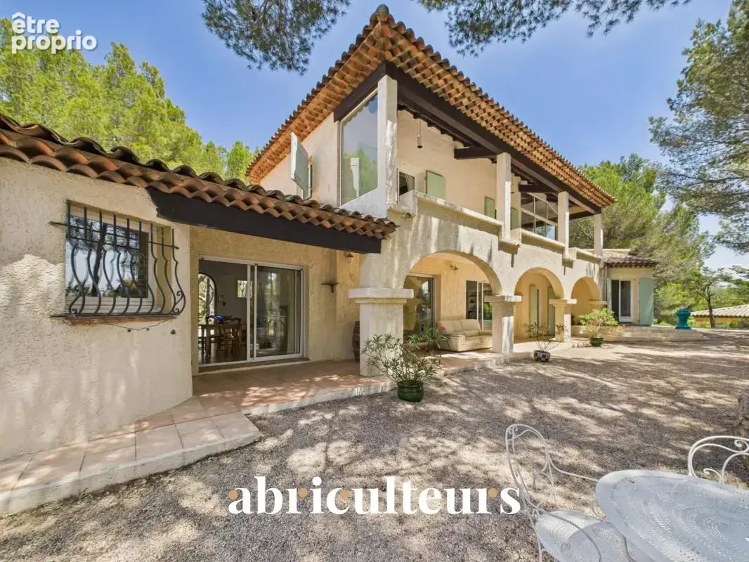 Maison d’architecte de 257 m² avec piscine et jardin arboré de 4 000 m² en vente à Ventabren (13122) - photo 3