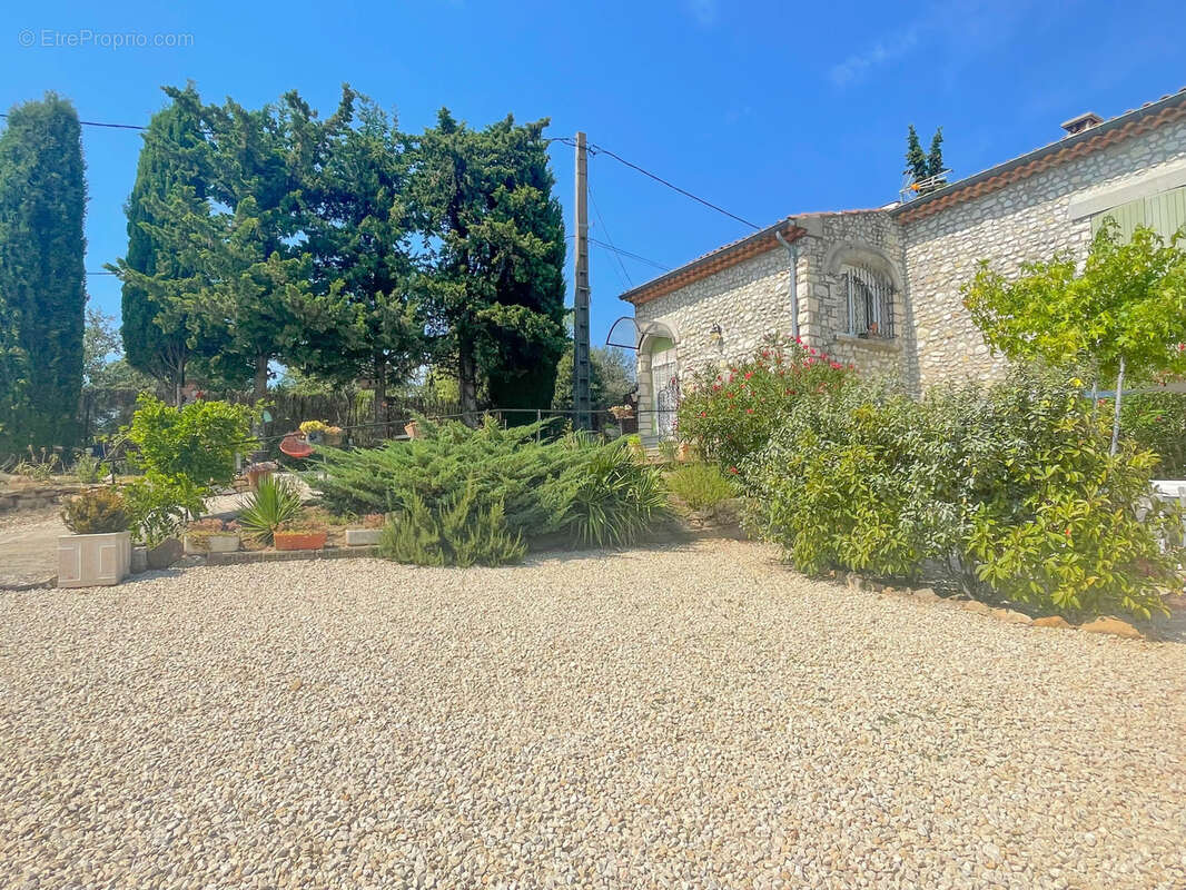 Maison à SAINT-PANTALEON-LES-VIGNES