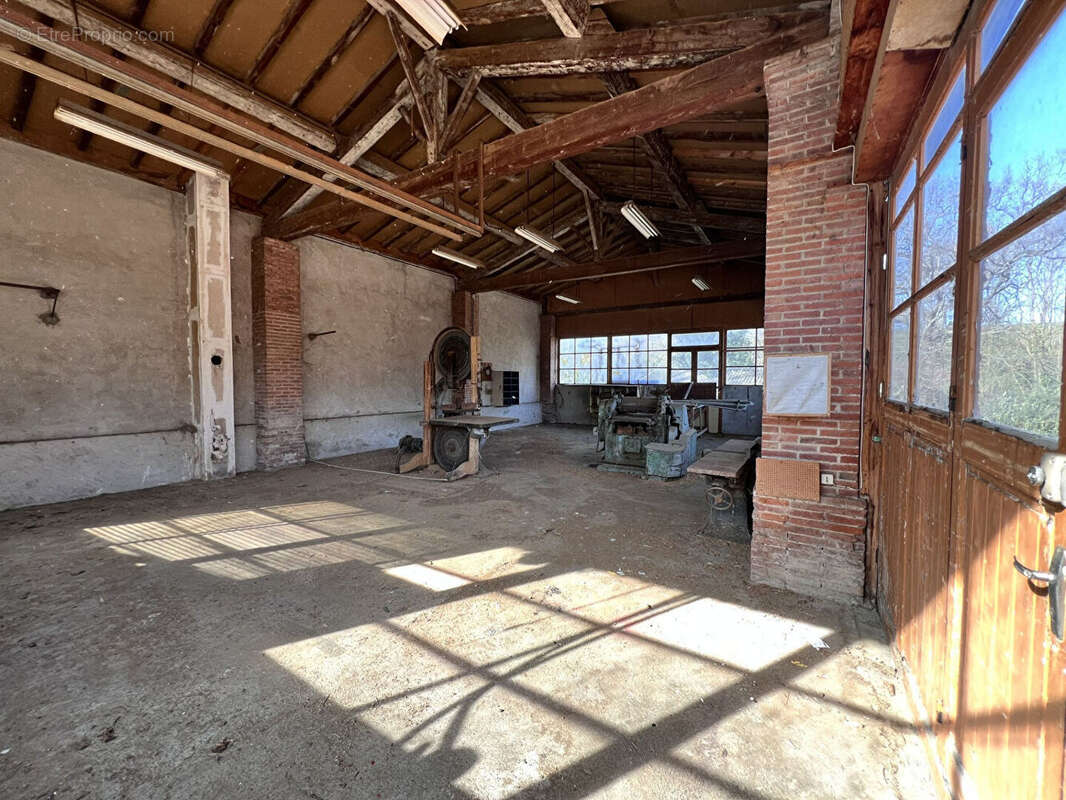 Commerce à LACROIX-FALGARDE