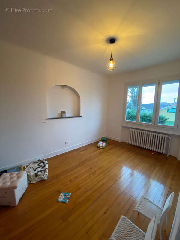 Appartement à VEAUCHE