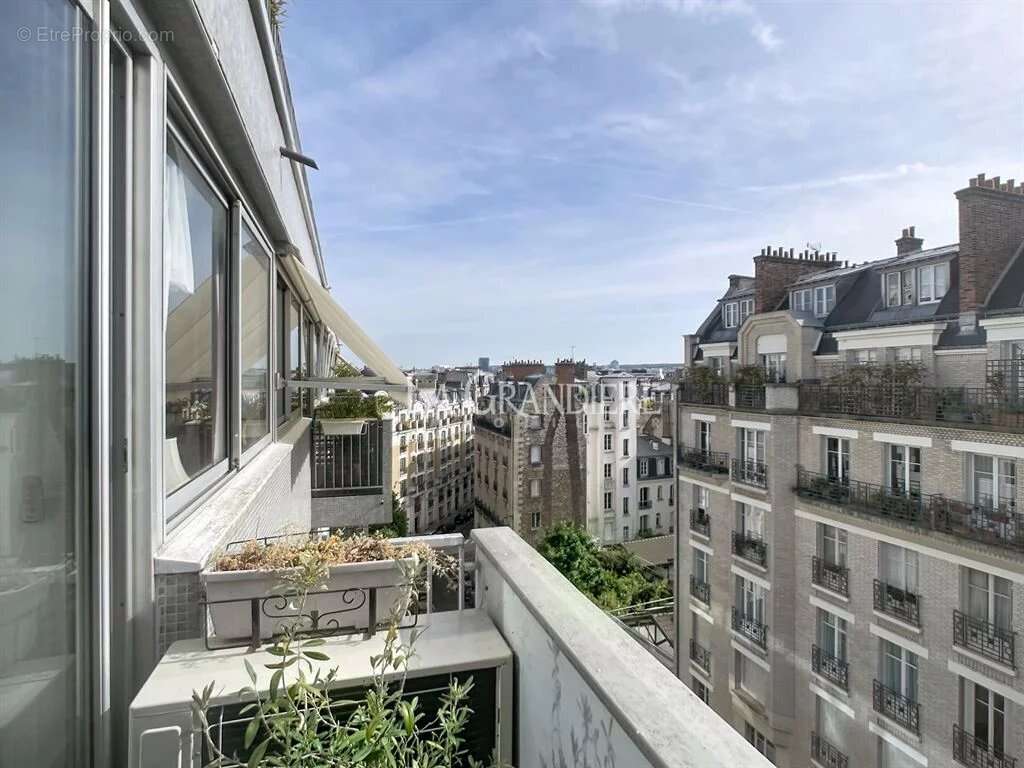 Appartement à PARIS-16E