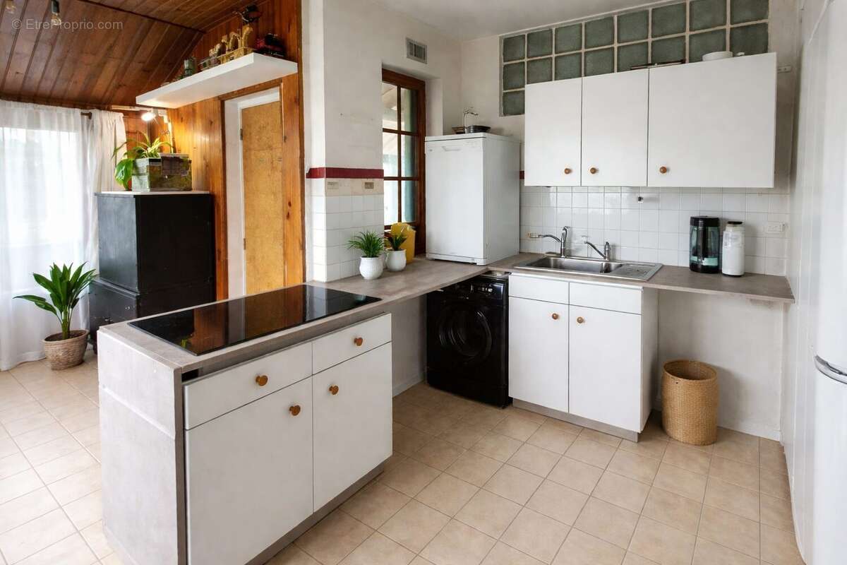 Cuisine à rénover avec possibilité d'installation d'une cuisine ouverte contemporaine et fonctionnelle. - Maison à GLISOLLES