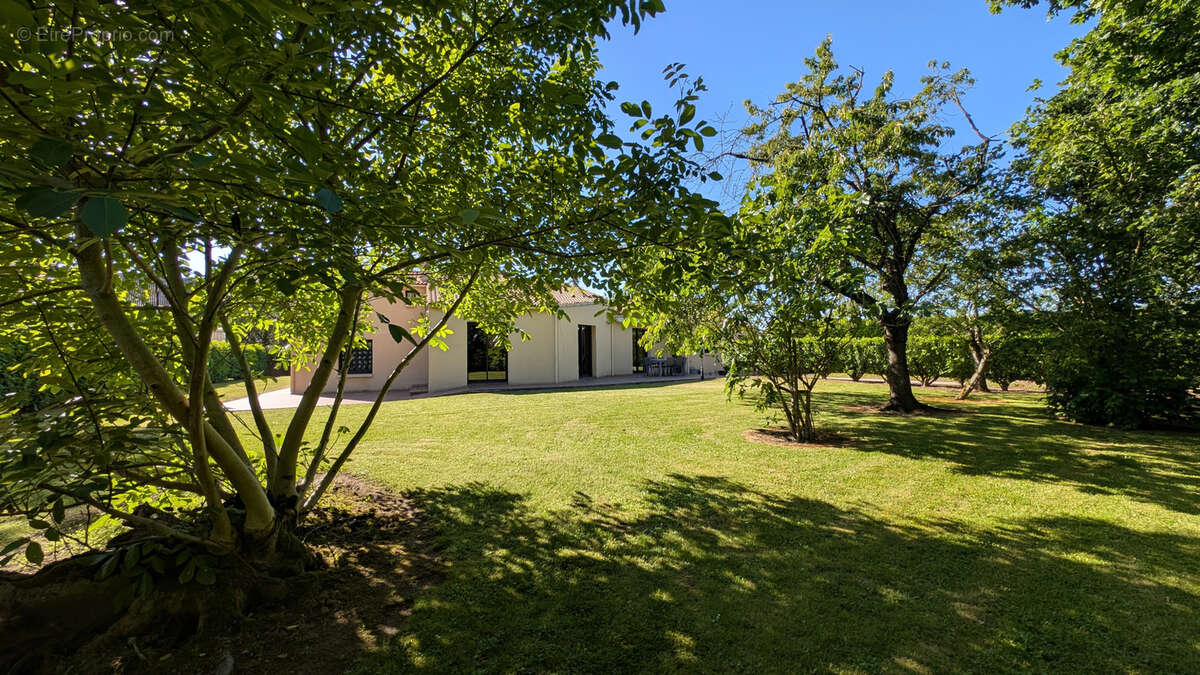 Maison à LES LANDES-GENUSSON
