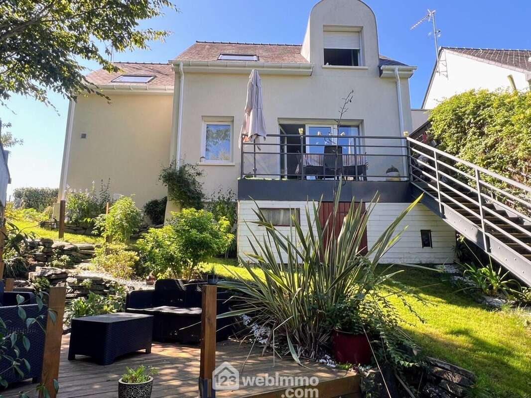 ...cette terrasse bois. - Maison à LES PONTS-DE-CE