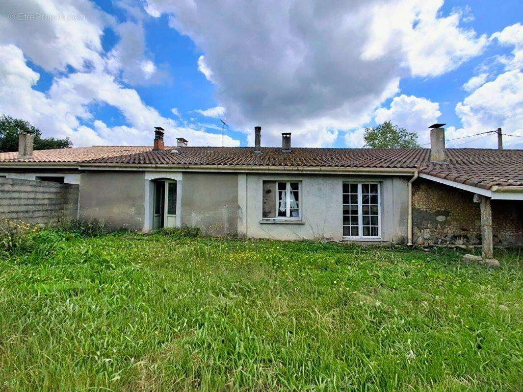 Maison de campagne à rénover - 120 m², 3 chambres, 1,8 ha de terrain avec chai à Saint-Palais-de-Négrignac - photo 12