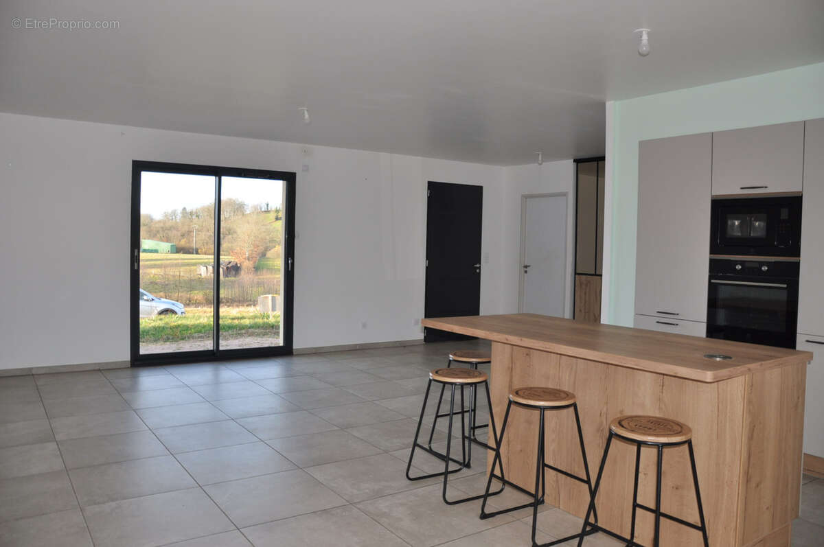 Maison à LE MAYET-DE-MONTAGNE