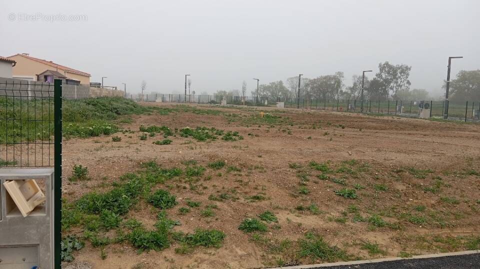 Terrain à POUZOLLES