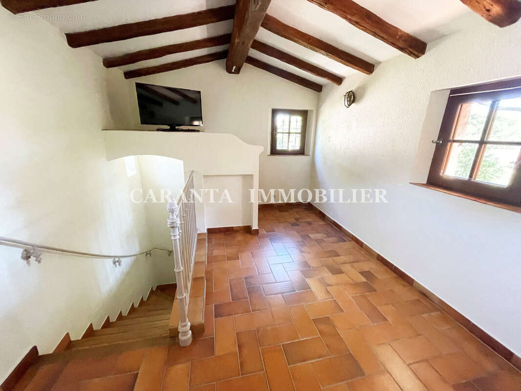 Vente Villa 9 pièces Ste Maxime avec garage et T3 indépendant. - photo 13