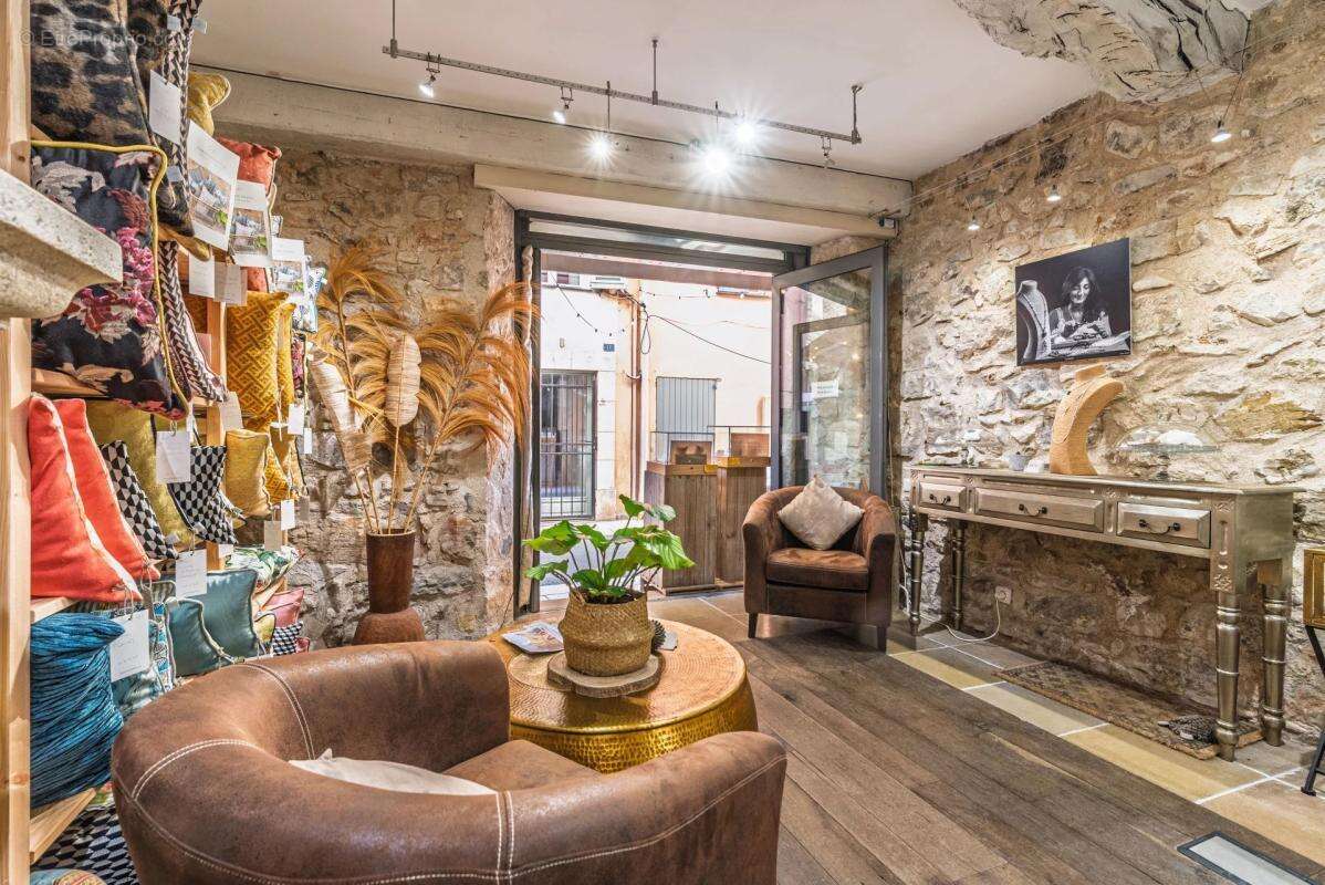 Commerce à VALBONNE