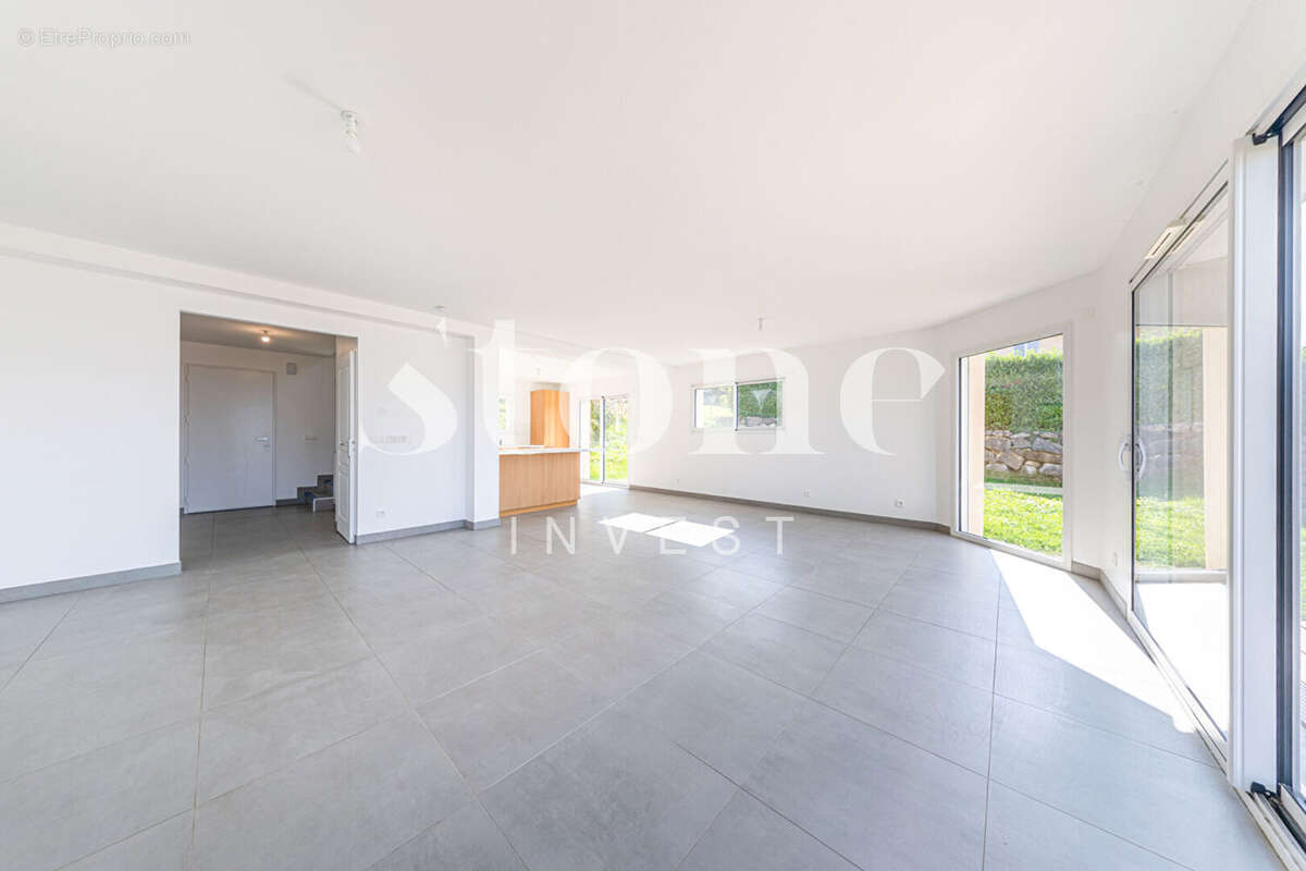 Maison à COLLONGES-SOUS-SALEVE