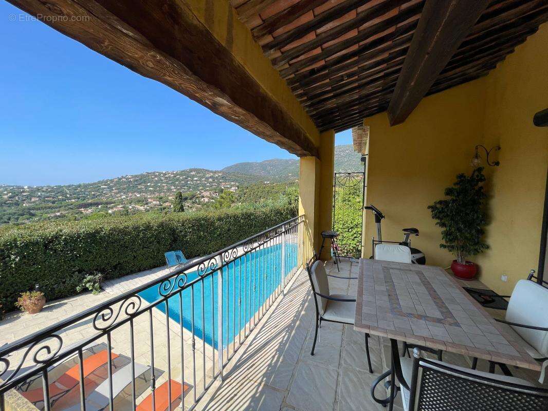 A vendre superbe villa avec vue mer a cavalaire sur mer dans le golfe de saint tropez - photo 4