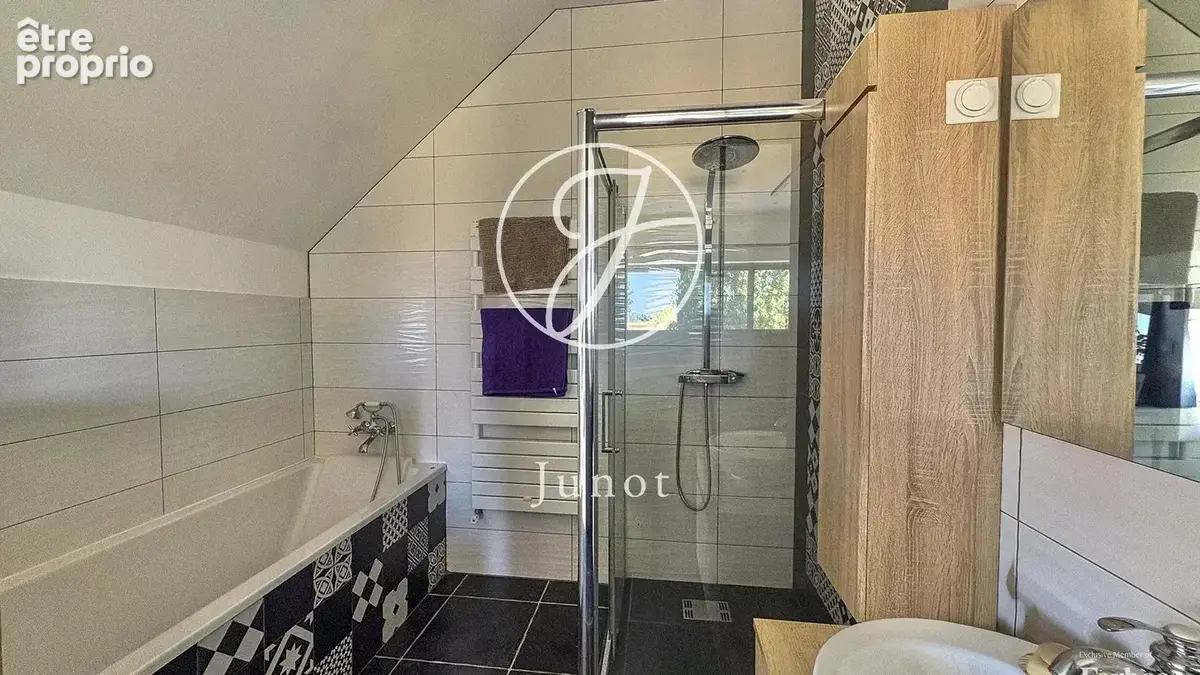 Sailly-lez-lannoy - Ferme rénovée à vendre - 10 pièces - 334m² et 180m² de dépendance - 7 chambres - Piscine - Garage - photo 11