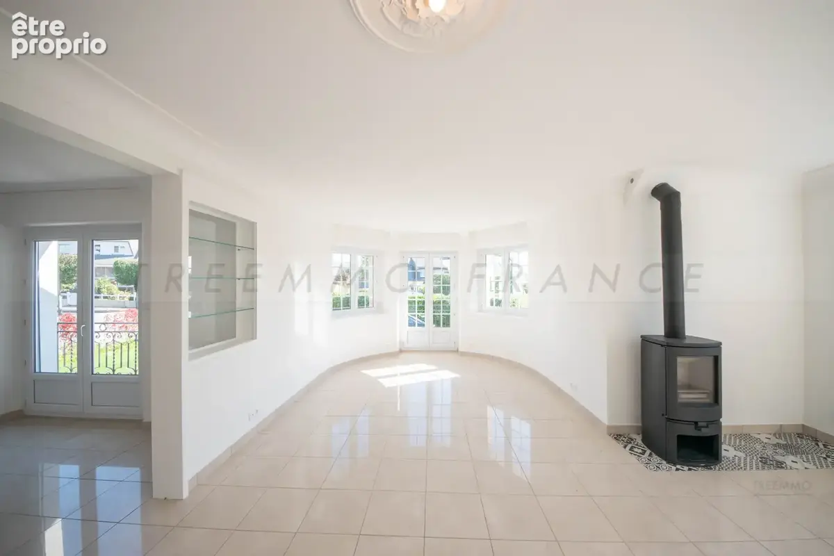A vendre - landerneau - maison de 220 m2 - 7 chambres - terrain de 1028 m2 - 399900€ - photo 2