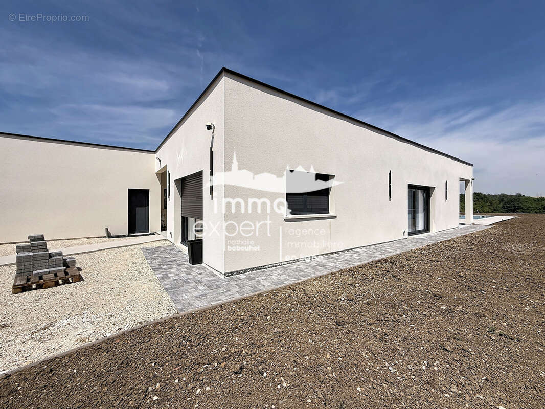 Maison à MIRECOURT