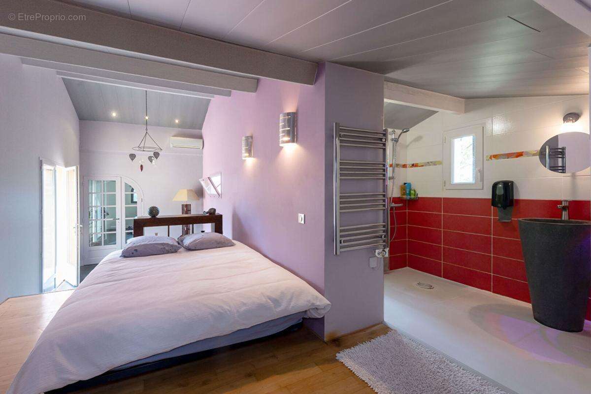 FREJUS - Hameau de Valescure - Villa 175 m² , dépendance, 4 chambres - photo 11