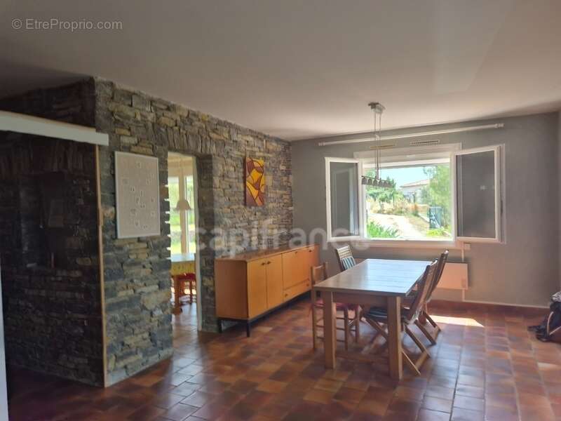 Maison à SAINT-JULIEN-LES-ROSIERS