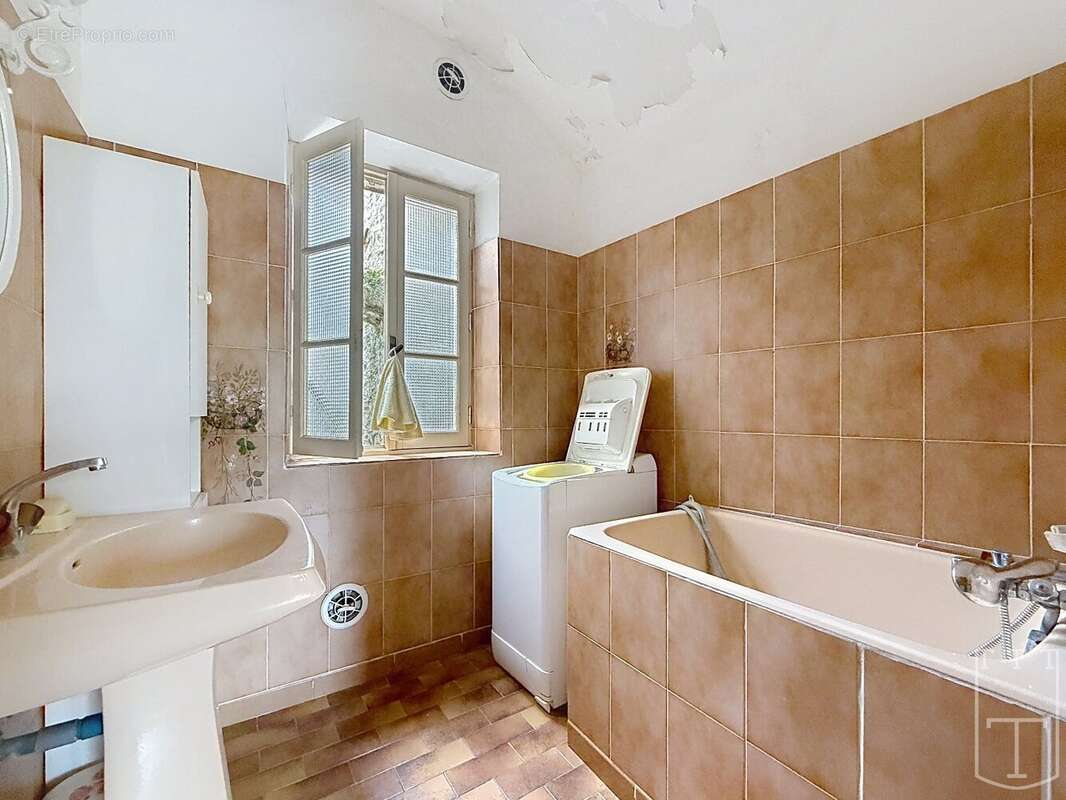 Maison en pierre A RENOVER avec possibilité de créer plusieurs logements. - photo 8