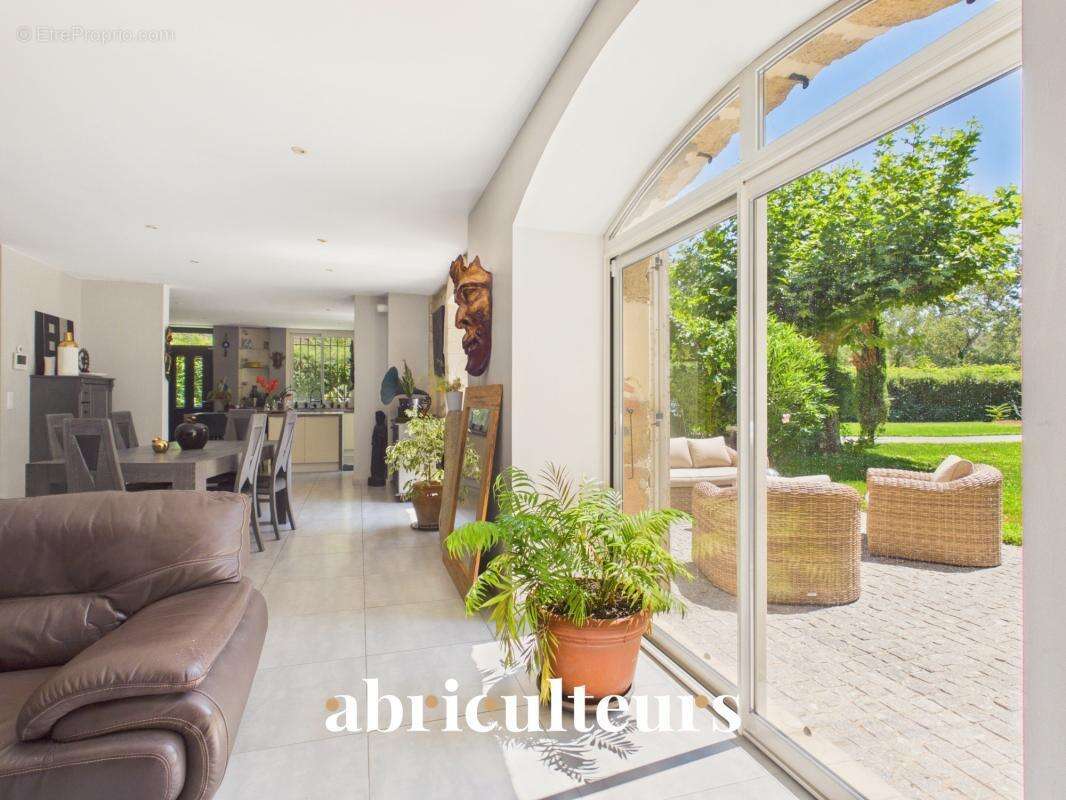 Mas provençal rénové de 249 m² avec dépendance – Grans - photo 8