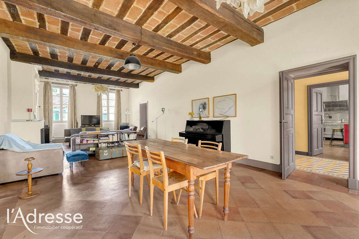 Exclusivité l'Adresse - Le BURGAUD - Maison de maître d'environ 290 m² avec parc arboré de 2 492 m², pigeonnier et dépendances - photo 4