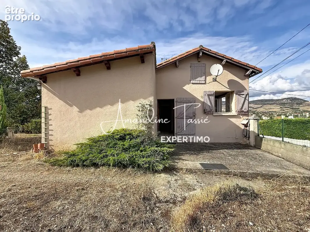 Au calme sur les hauteurs, une maison à rénover avec terrain constructible. - photo 2