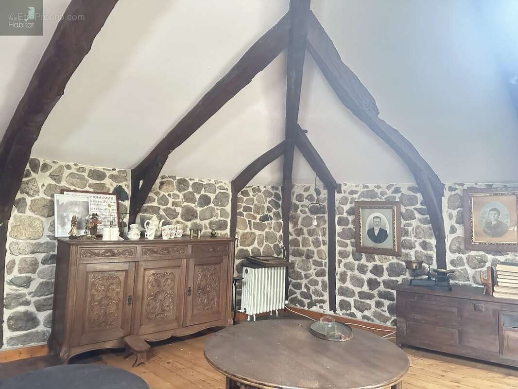 Maison à MEZILHAC