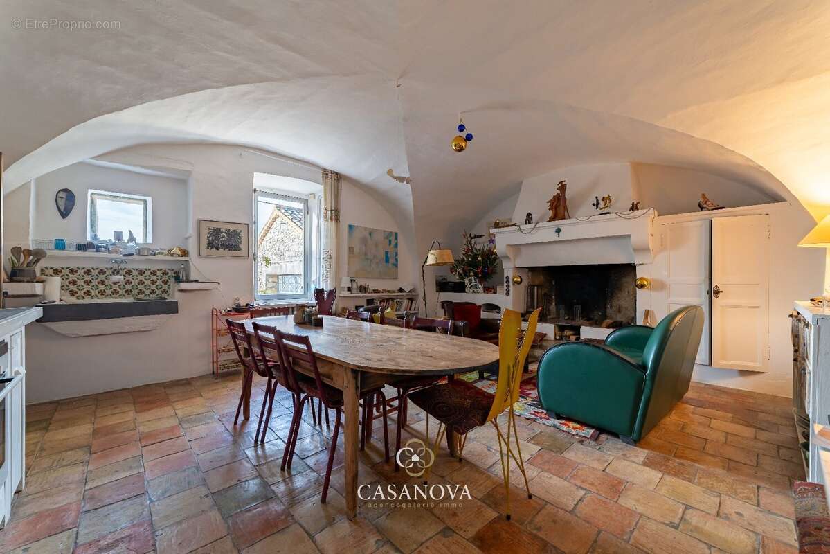 Maison à LUSSAN