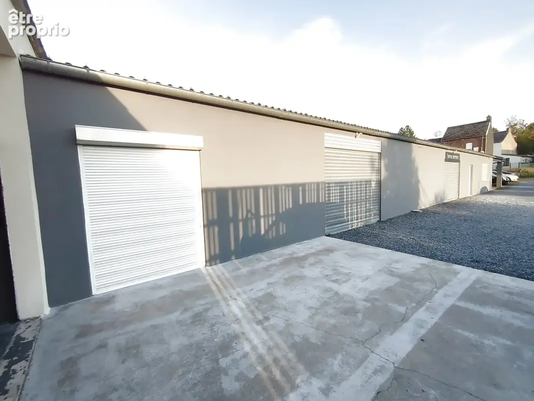 Bel Entrepôt d'environ 300 m2 sur une Parcelle de Terrain de plus de 1 000 m2 avec une Belle visibilité Commer - photo 3
