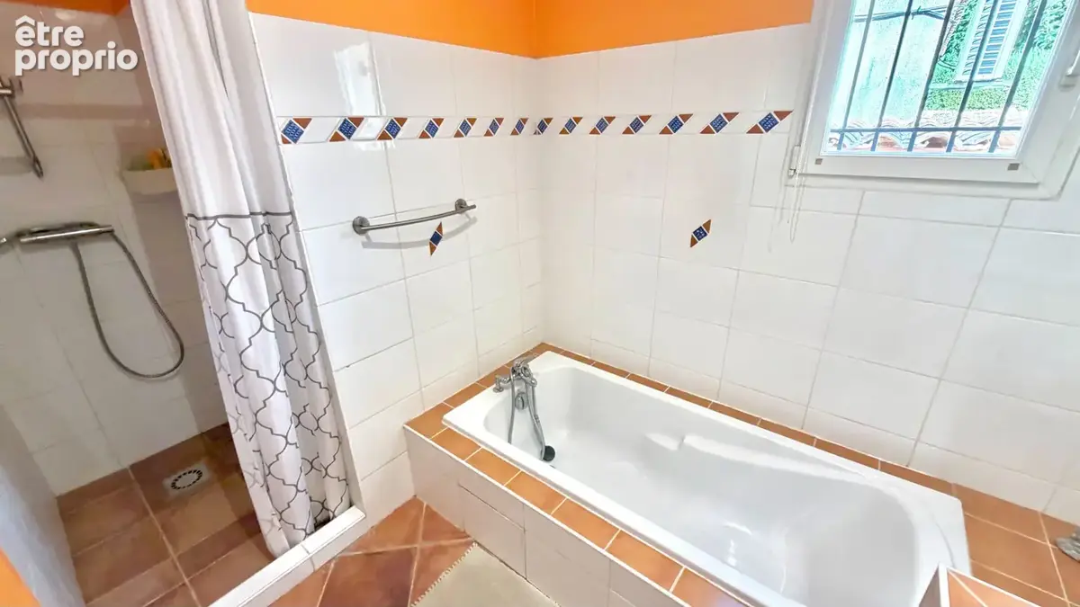 Villa avec piscine sur 800 m² de jardin clos, arboré et paysagé. - photo 11