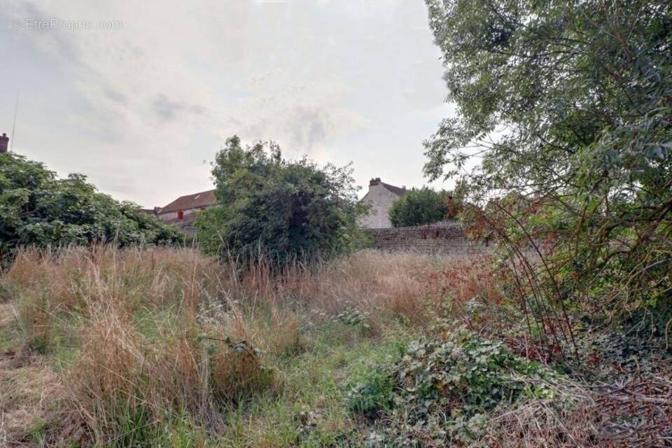 Terrain à JOUY-LE-MOUTIER
