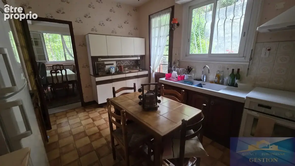 Maison élevée sur deux niveaux avec terrain et garage - photo 5
