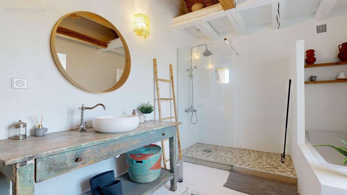 Salle de bains 2 - Maison à MARCILLAC-SAINT-QUENTIN