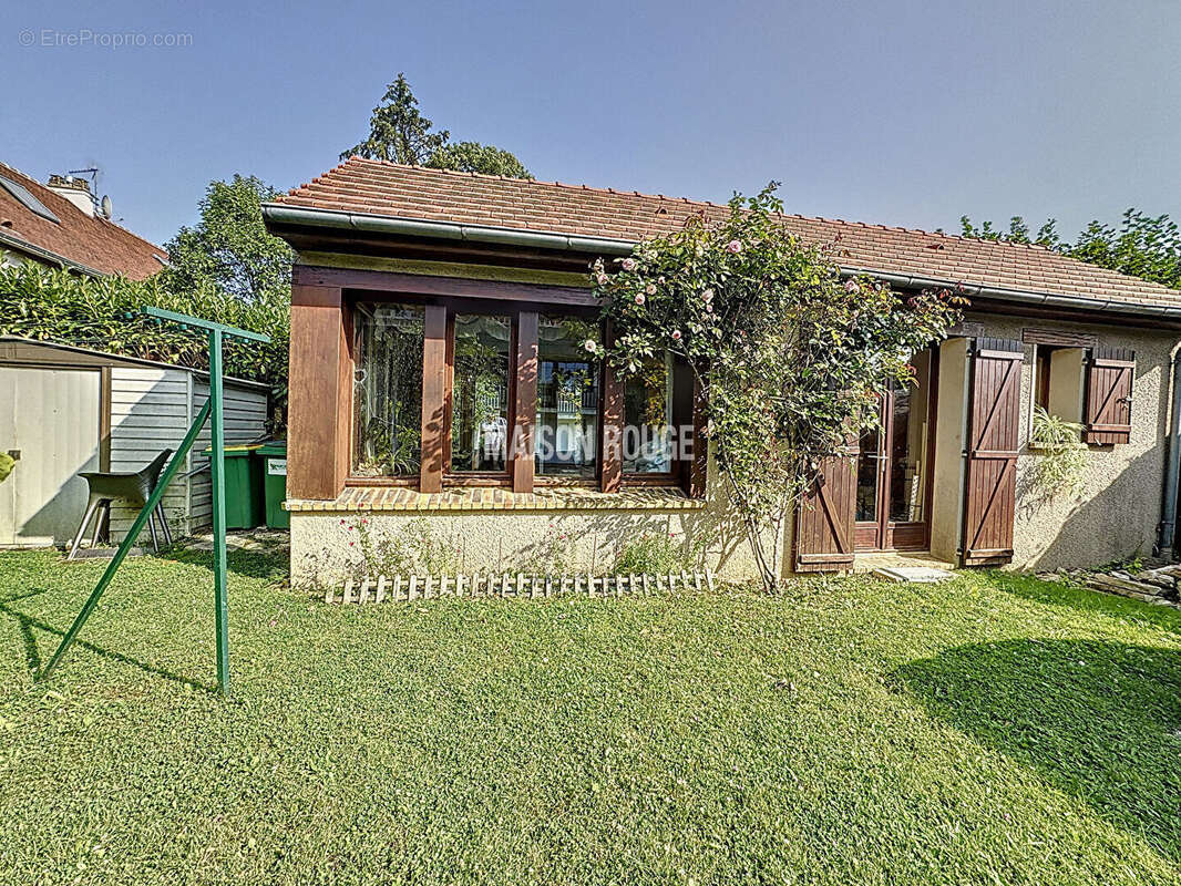 Maison à LE MESNIL-SAINT-DENIS