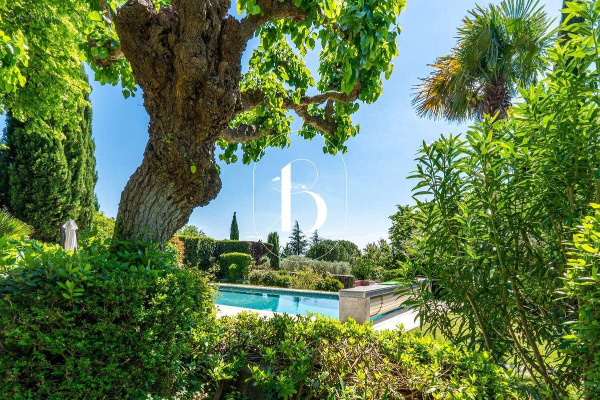 Maison 330 m² à Uzes  - photo 3